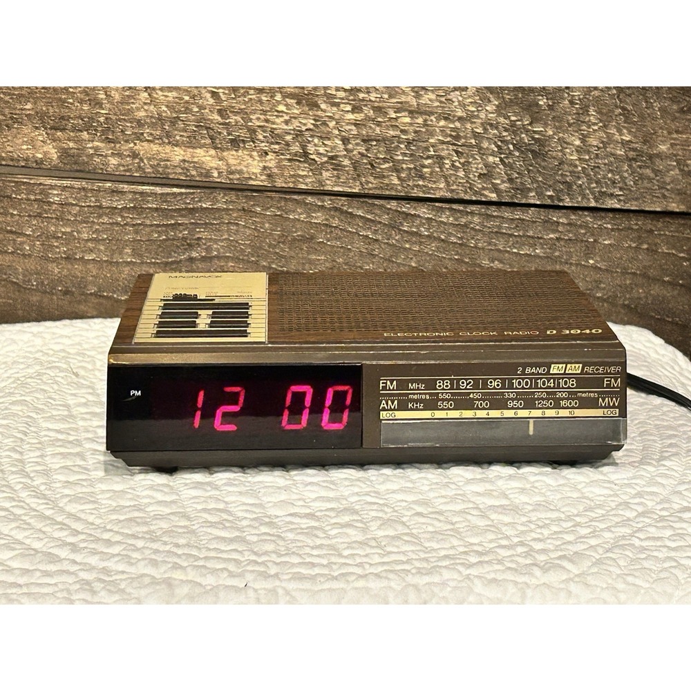 Magnavox Red LCD Electronic FM/AM Clock Radio D‎ 3040  Works